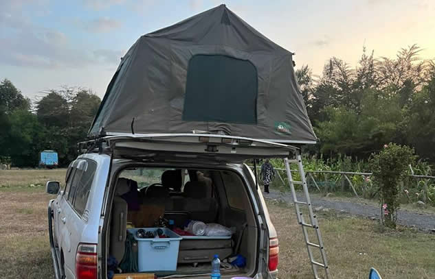 Landcruiser v8 with rooftop tent